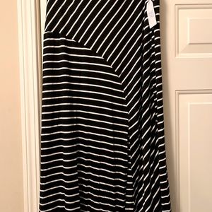Skirt. Never worn, tag attached. Thin, summer wt fabric. 95% rayon, 5% spandex.